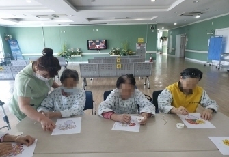 사회복지프로그램 - 면봉 물감찍기