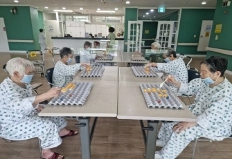  사회복지프로그램 - 도구 이용 탁구공 계란판 옮기기