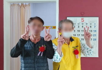어버이날 행사_카네이션 달아드리기