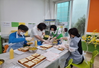 어버이날 행사_직원 샌드위치만들기
